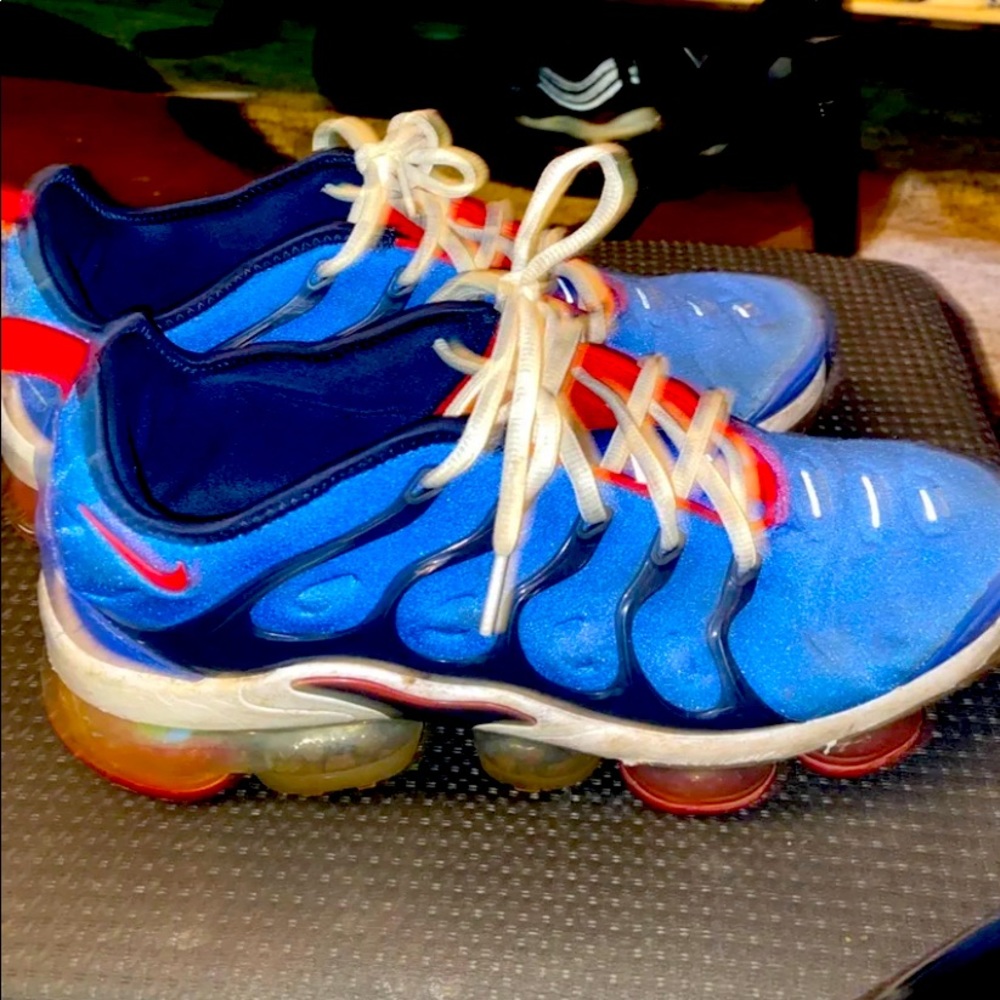 This shoes is use but is still good for use. if you buy I will clean it nice